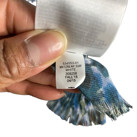 NWT Gap Women’s Blue Frayed knit Floral Scarf - Picture 8 of 8